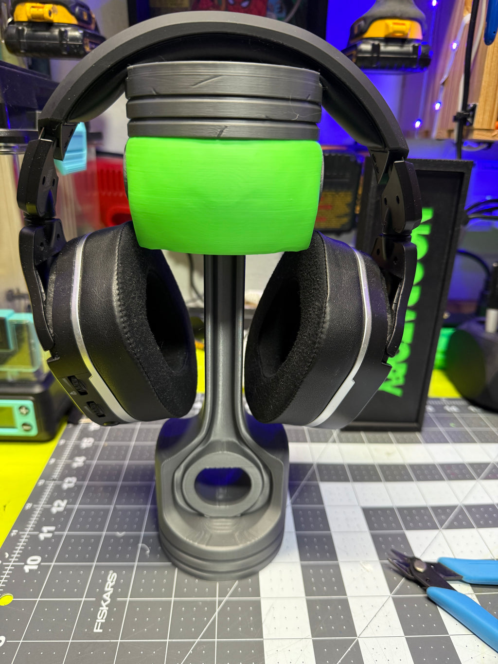 Noobatory Death piston Headphone holder